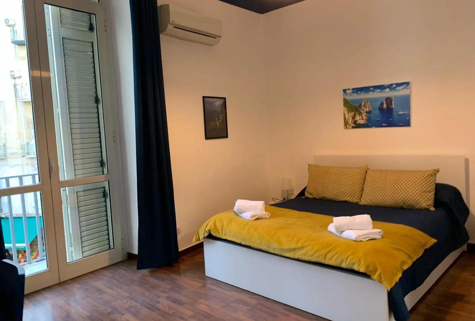 La Finestra Su Napoli Hotel Italy